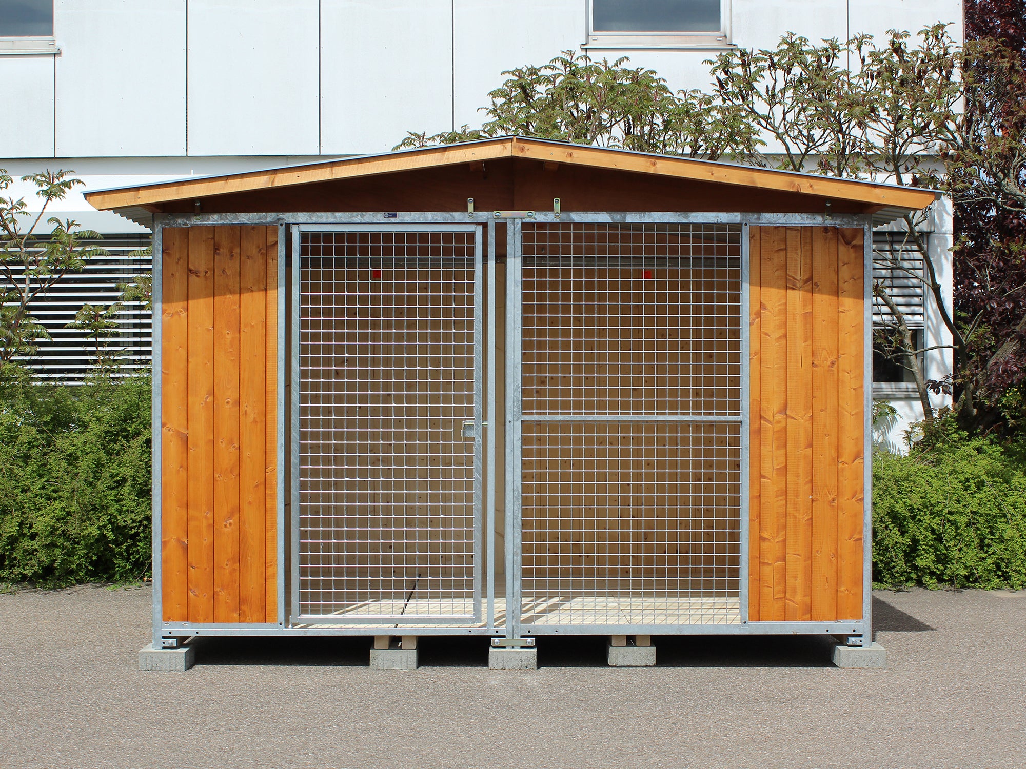 Hundezwinger aus Massivholz mit Giebeldach und gestrichenen Wänden aus Fichtenholz mit Holzboden