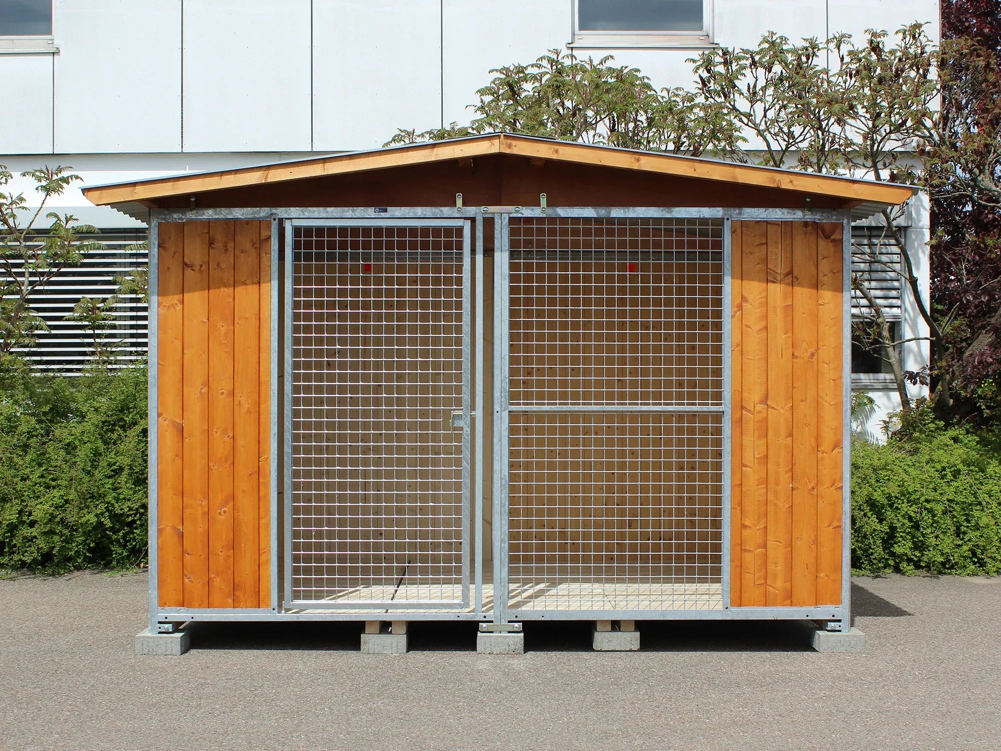 Hundezwinger aus Massivholz mit Giebeldach und gestrichenen Wänden aus Fichtenholz mit Holzboden