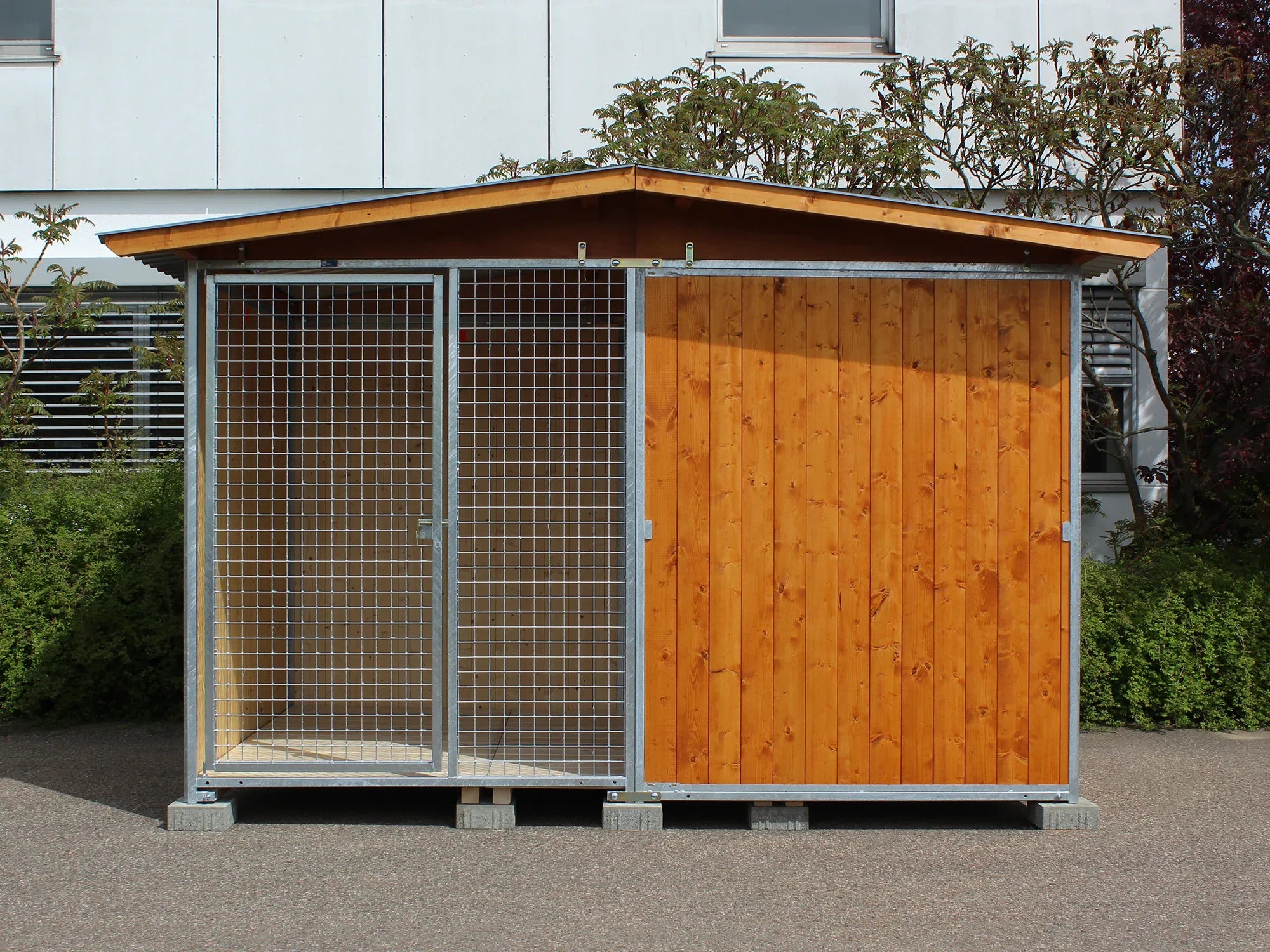 Hundezwinger aus Massivholz mit Giebeldach und gestrichenen Wänden aus Fichtenholz