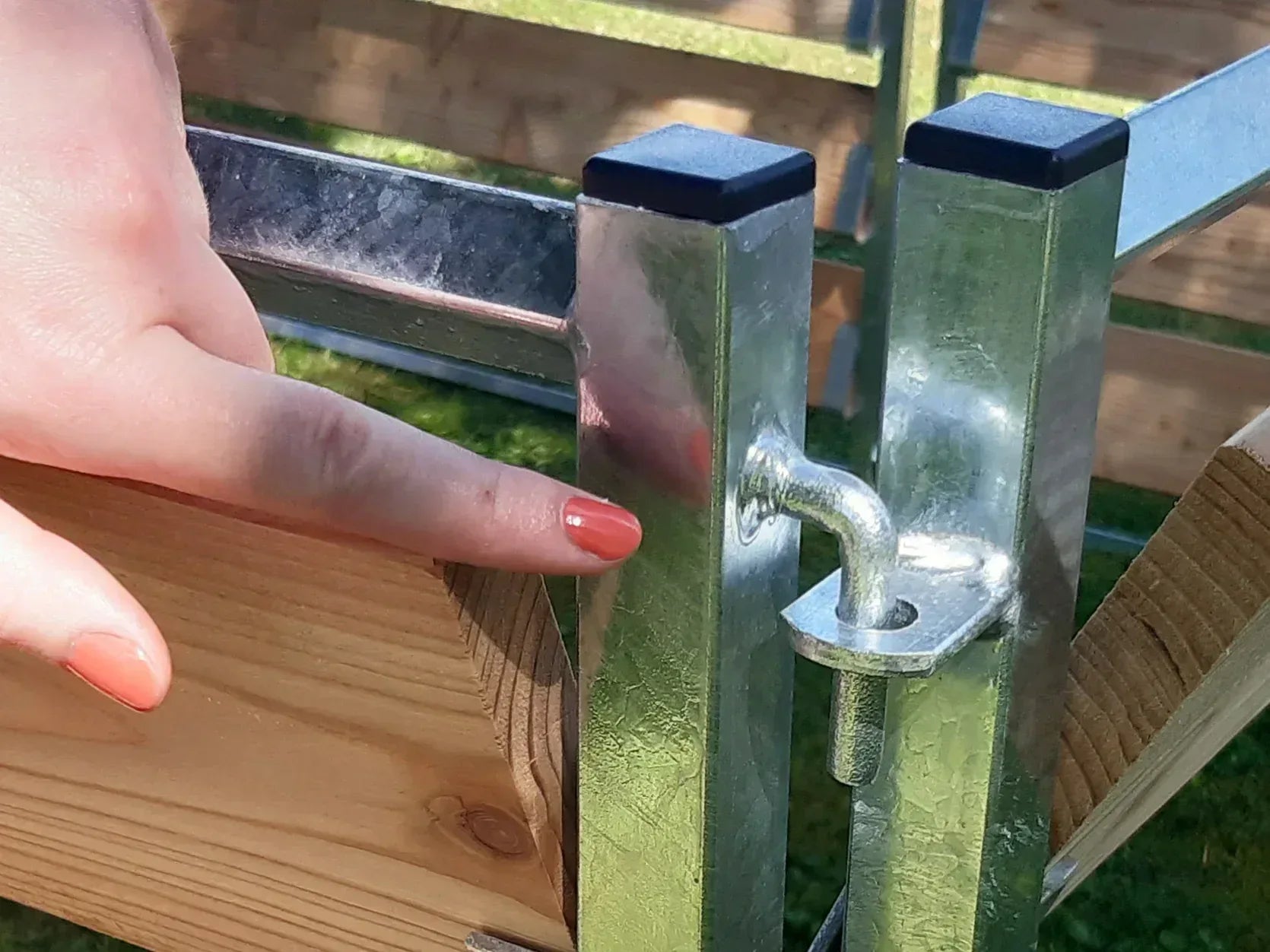 Steckverbindung der Komposter-Elemente mit Haken und Öse