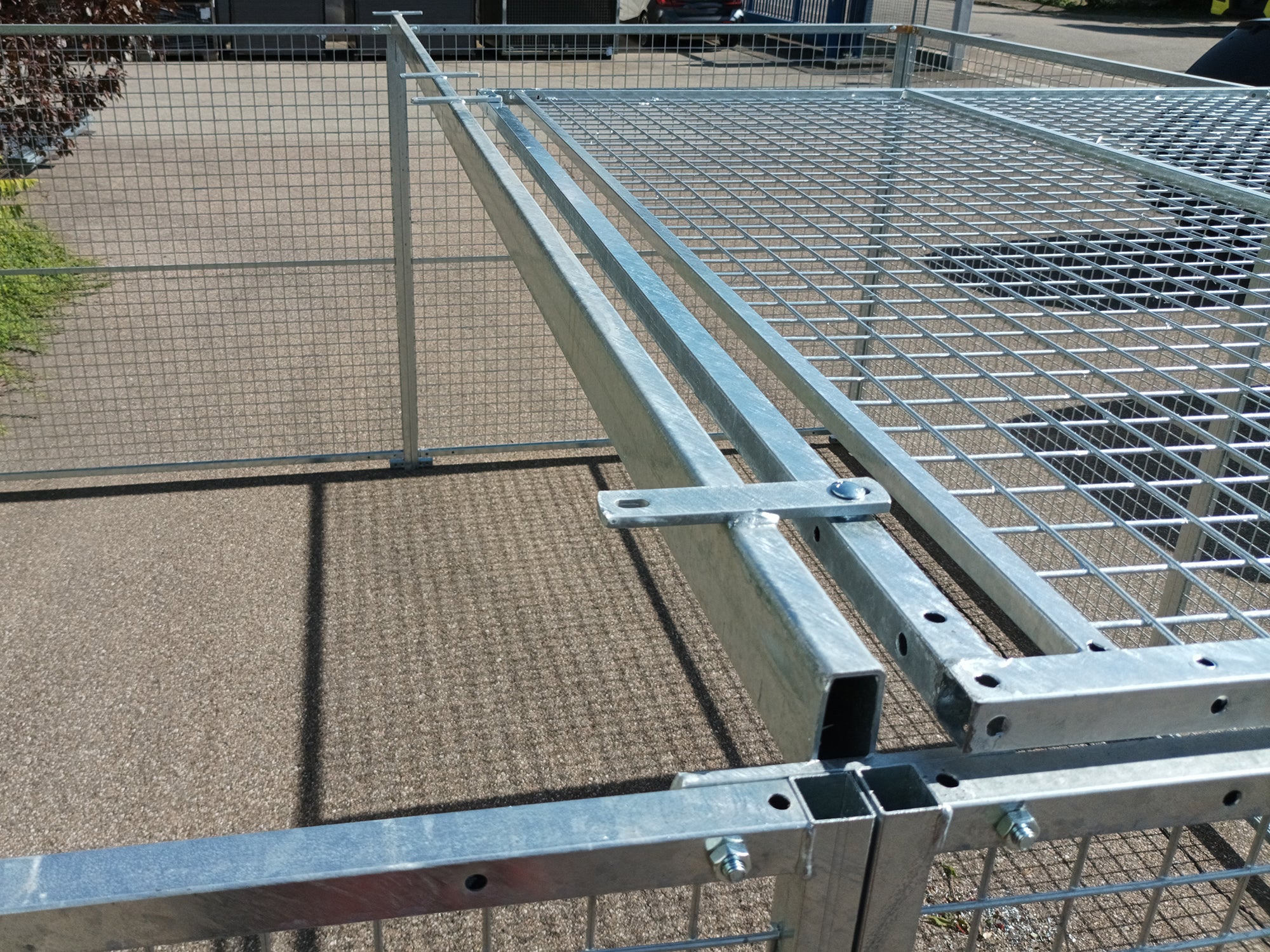 Stahlträger für Abdeckgitter mit Verbindungslaschen und Schrauben