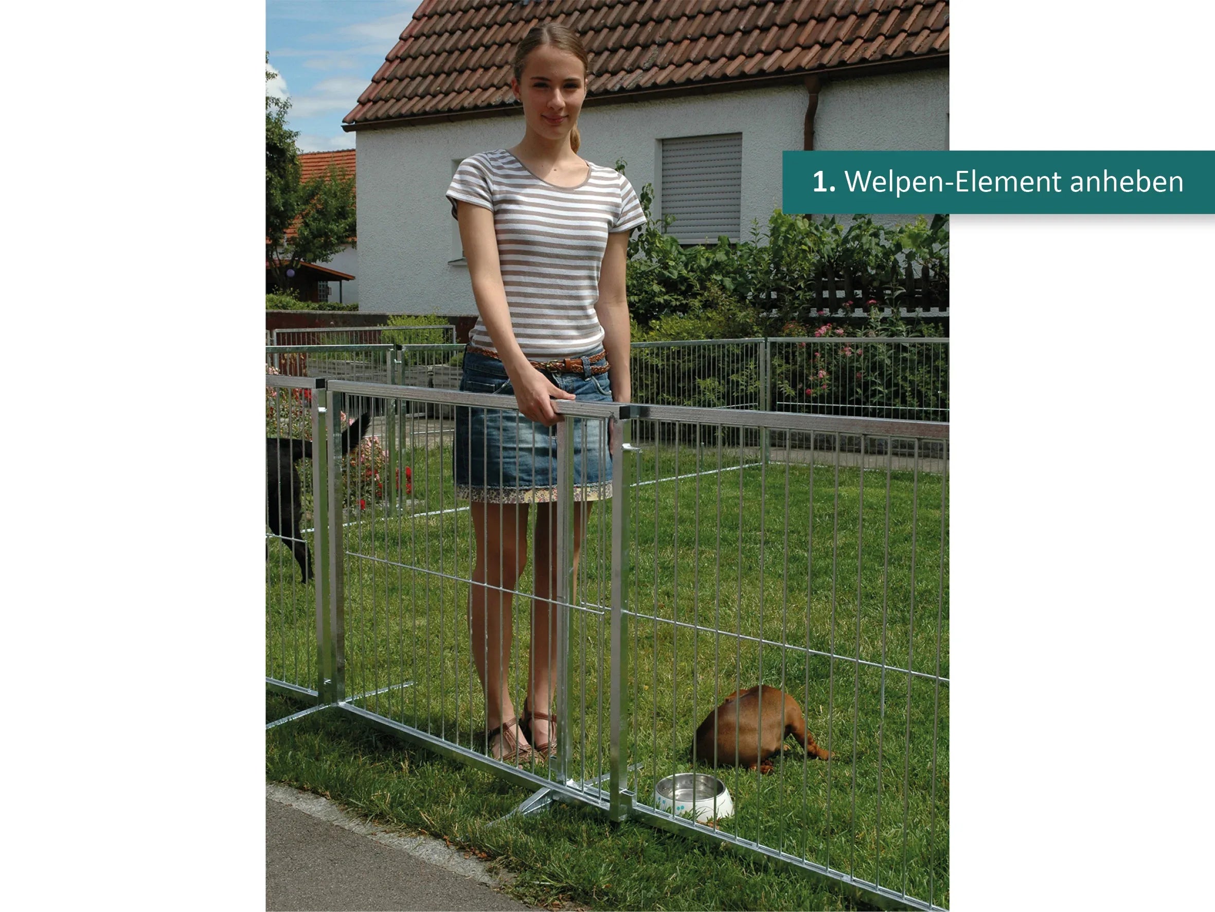 Welpenauslauf mit Türe eingehackt im Standfuß mit Türraste