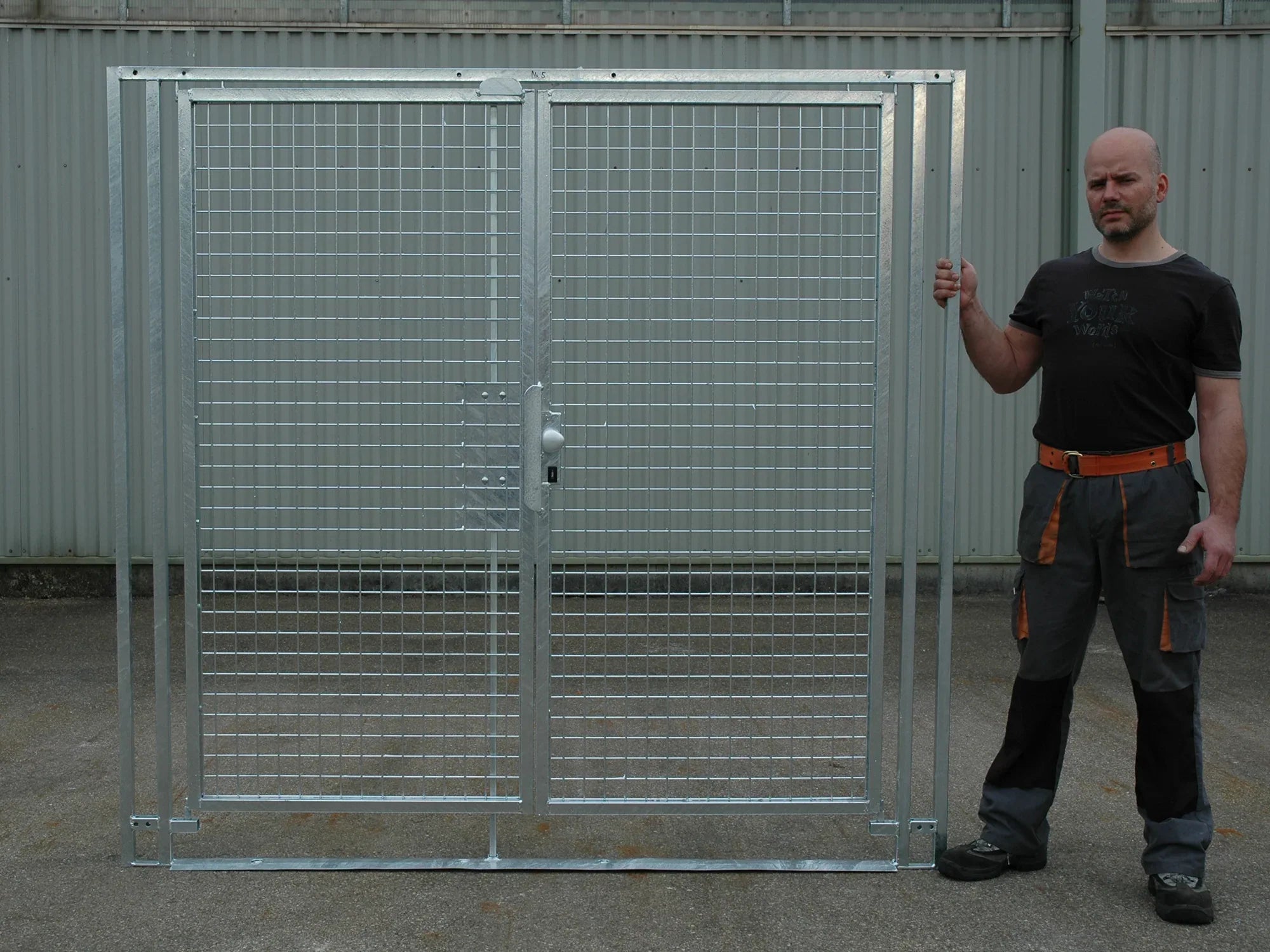 Zweiflügliges Gitterelement aus verzinktem Stahl mit abschließbarer Türe