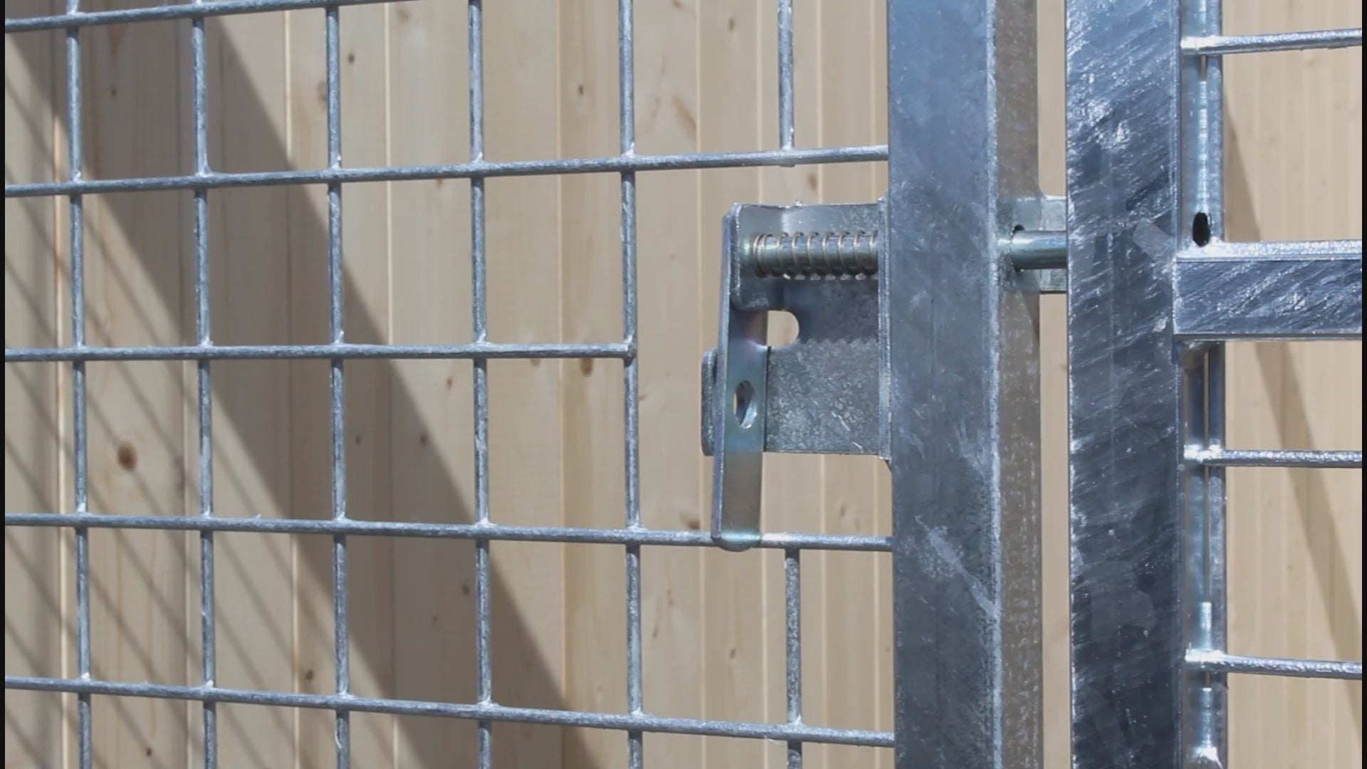 Verriegelung unserer Türelemente, findet durch einen Schubriegel statt, der mit einem Vorhängeschloss versehen werden kann