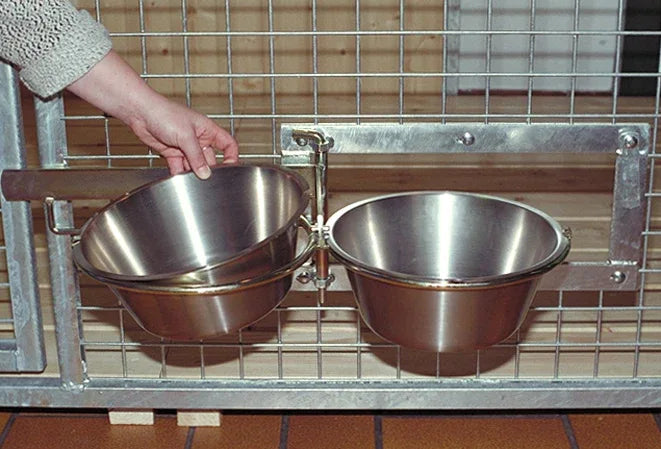 Schwenkbarer Futternäpfe für Hunde eingebaut in eine Zwingerwand