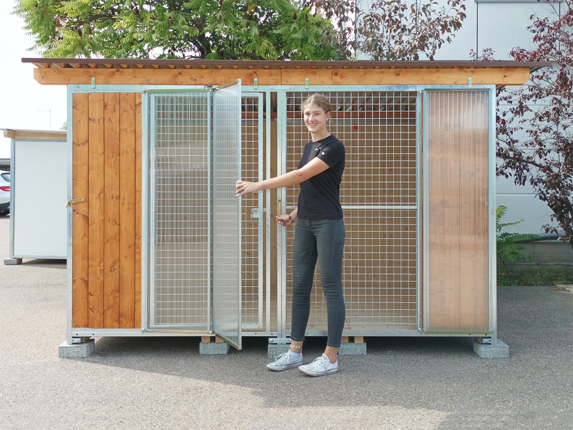 Hundezwinger 3,5-seitig geschlossen mit Faltfenster aus Doppelstegplatten