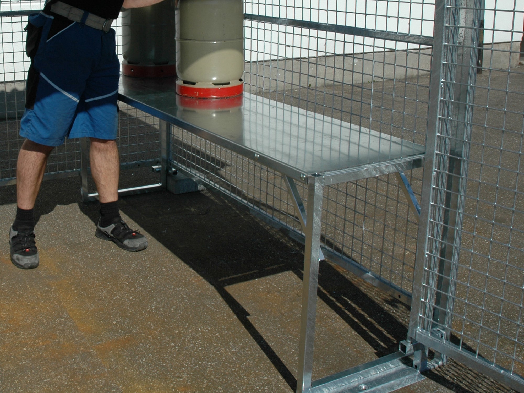 Tisch aus verzinkten Stahlrohren für Gasflaschen in einem Gasflaschenlager