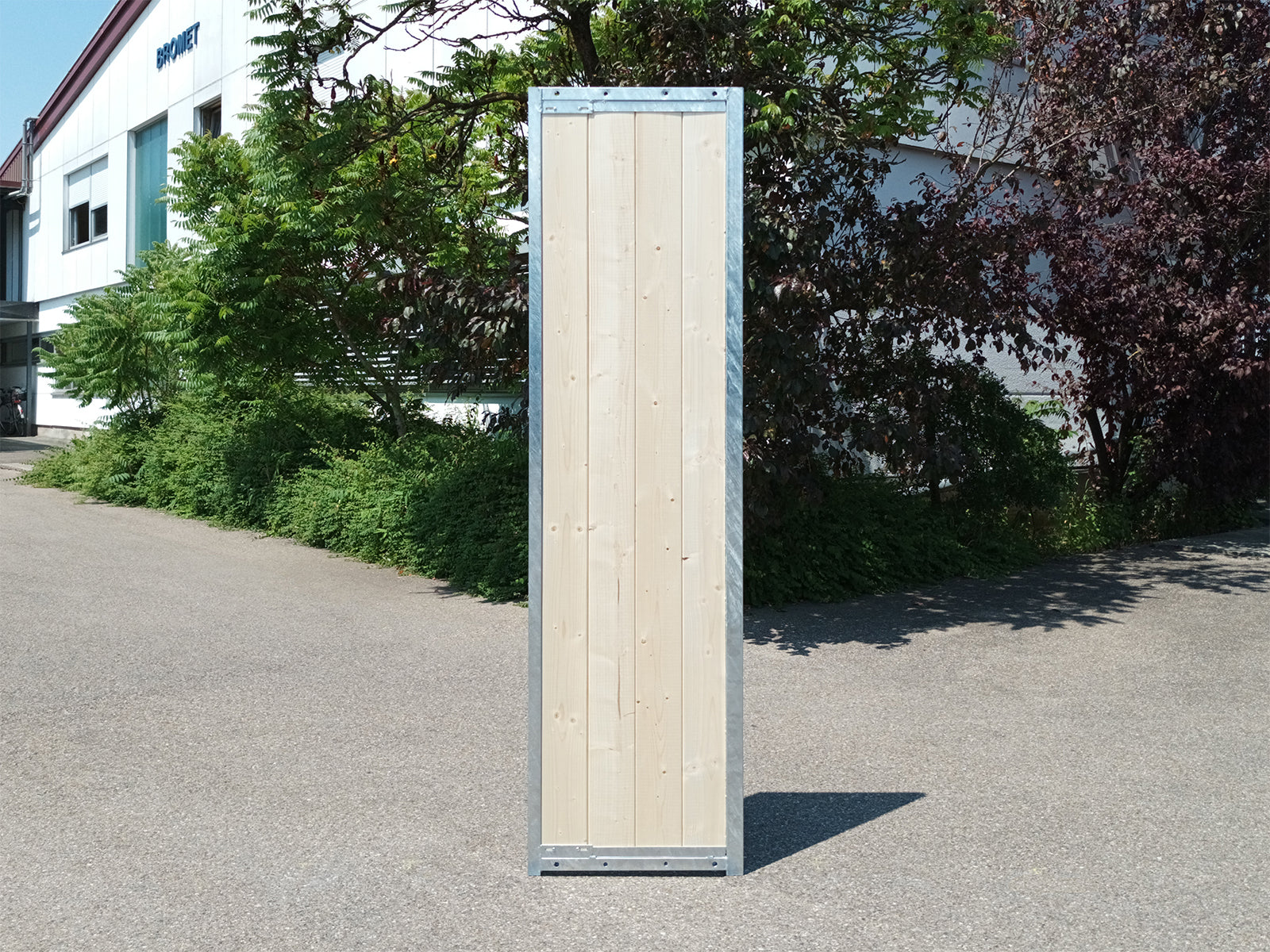 Windschutzwand aus Fichtenholz mit korrosionsbeständigem Stahlrahmen