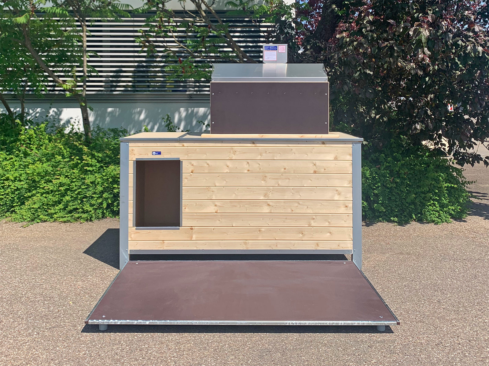 Liegeplatte mit Gummipuffer für Bodenfreiheit stehend vor einer beheizbaren Hundehütte