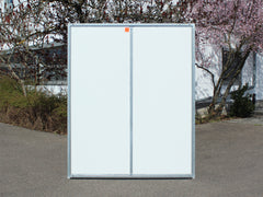 Hundezwingerwand 1,5 m breit und 1,82 m hoch gefüllt mit glatten und weißen Platten